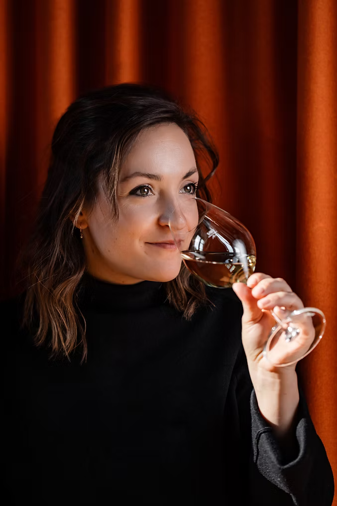 Stefanie Böheim mit Weinglas