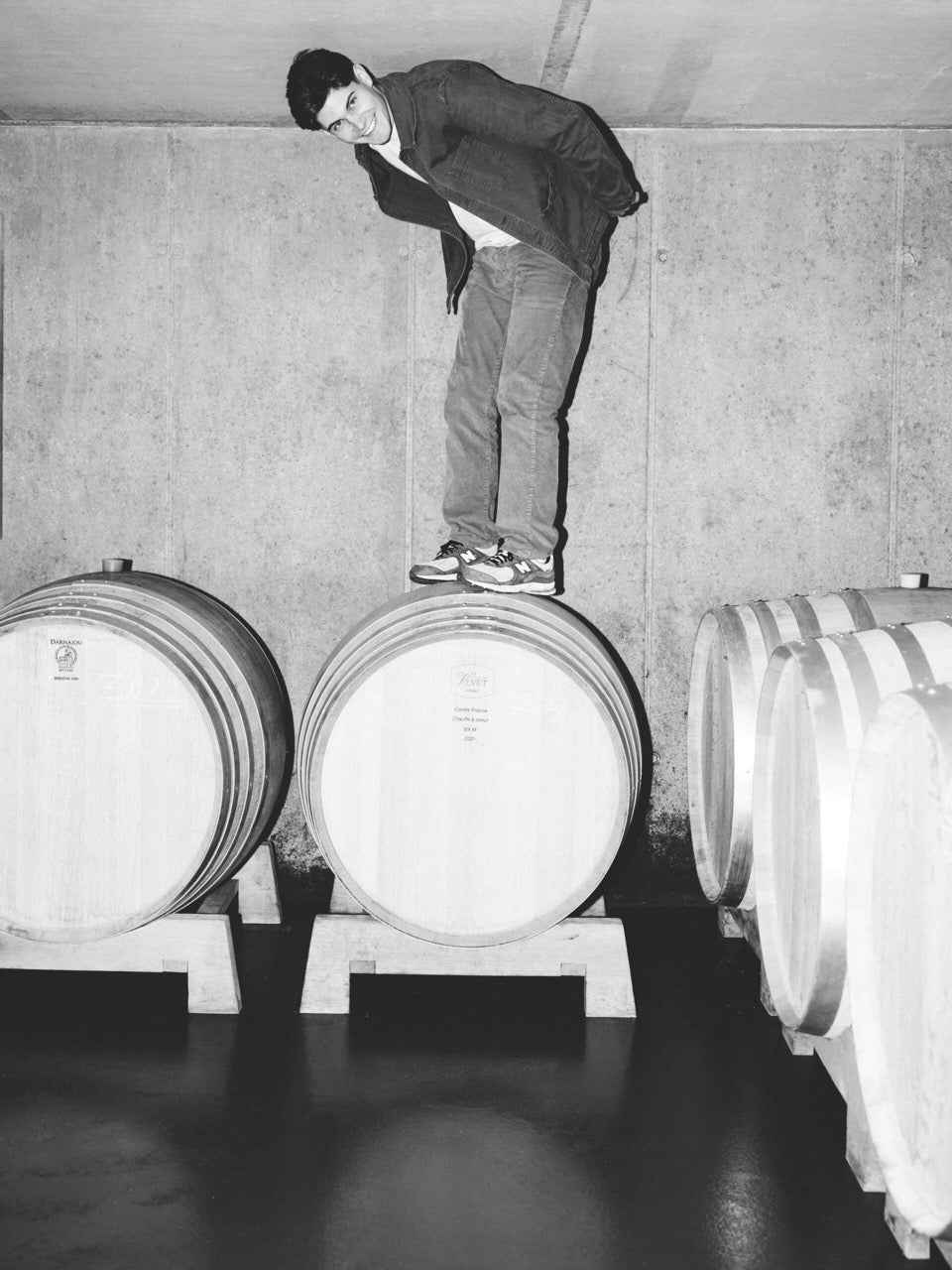 Clemes Krutzler steht auf Weinfass