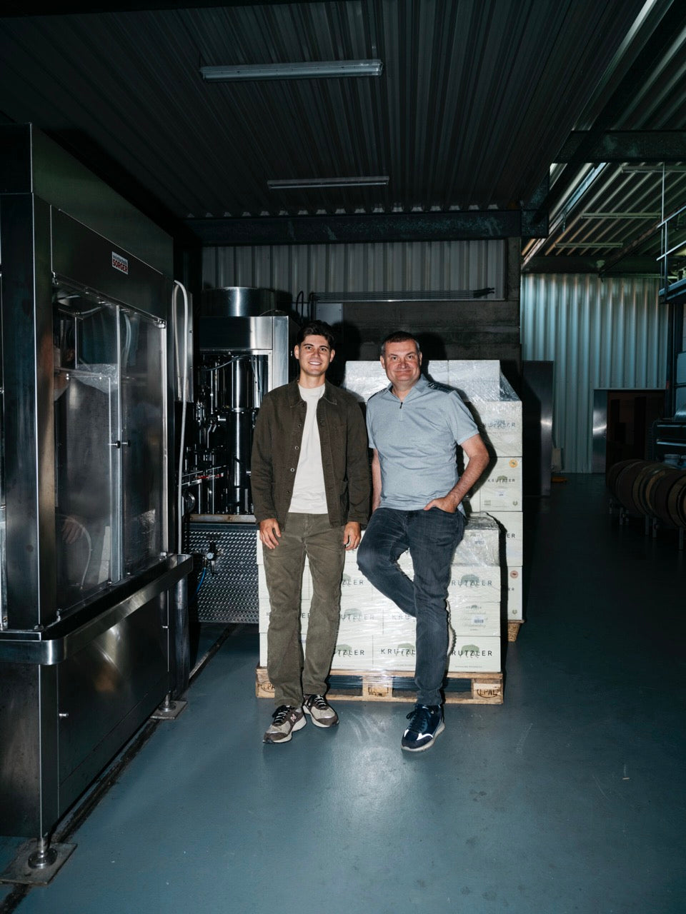 Vater und Sohn Krutzler im Weinkeller