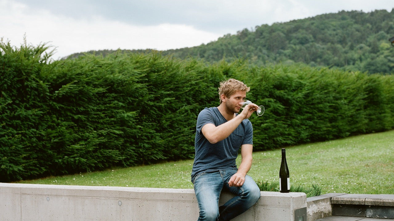 Markus Huber sitzt auf der Terasse