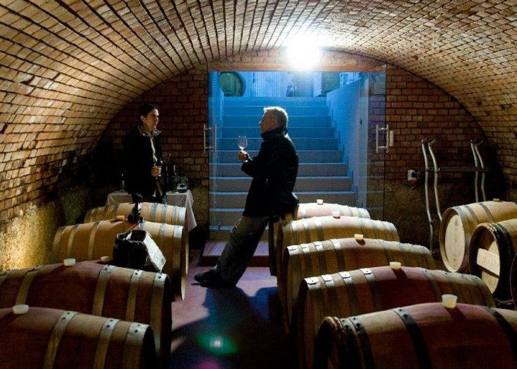 Michael Opitz steht im Weinkeller