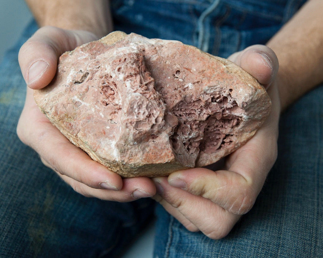 markus huber mit Stein in der Hand